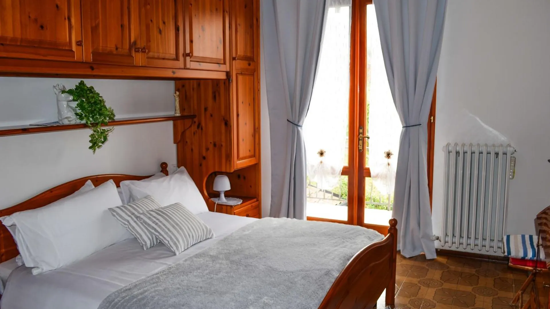 Apartment L'Ulivo Lake View Private Road 5 Kilometers From Varenna Lierna
